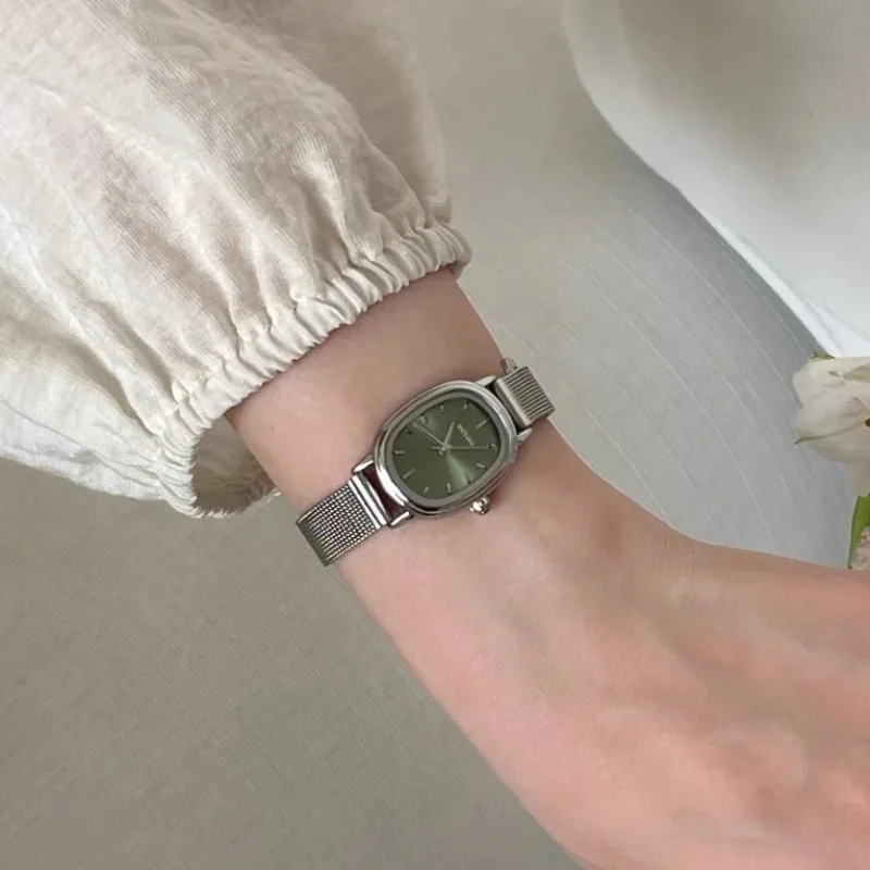 Piccolo quadrante ovale verde  - Luxury Watch With Green Dial recensione e prezzo